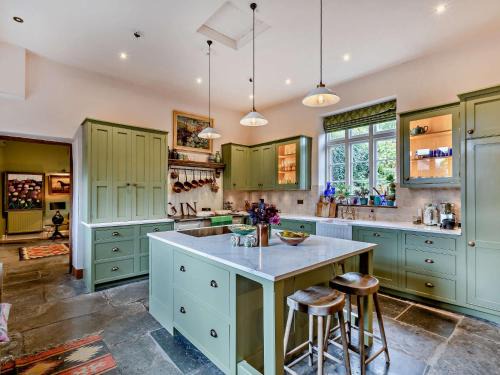 Fitzhead Casa | 5 Bed in Fitzhead 95570