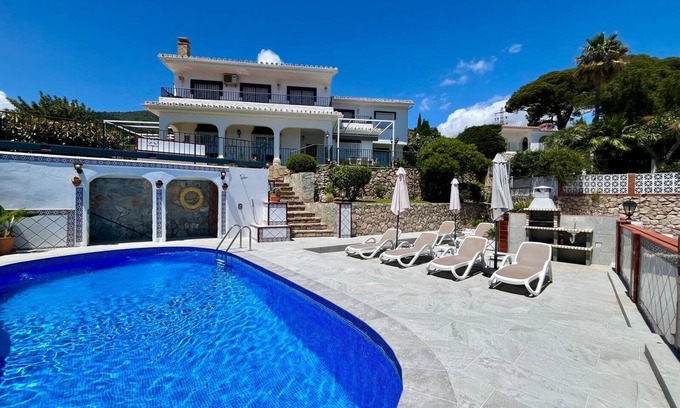 Rancho Domingo Villa | Villa española de 5 camas / Piscina / Jardines / WIFI - Benalmadena Pueblo. Céntrico.