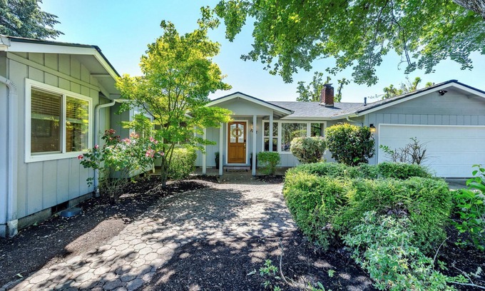 Central Oregon Casa | 5-bedroom/3 bath home just 5 minutes to University of Oregon, patio/hot tub