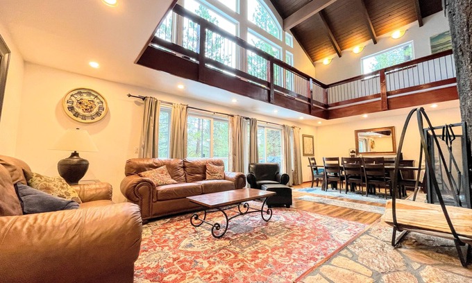Sunriver Casa | ★5 Bedroom-4200sf Retreat- Near SHARC & Village - A/C - Hot Tub - SHARC passes ★