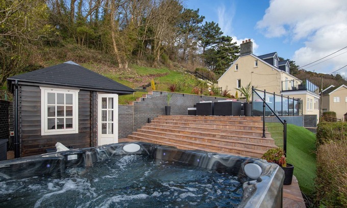 Pendine Cabaña | 5 bedroom accommodation in Pendine, near Carmarthen