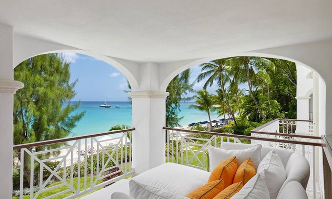 Old Trees Bay Apartamento | 5 bedroom beachfront holiday condominium