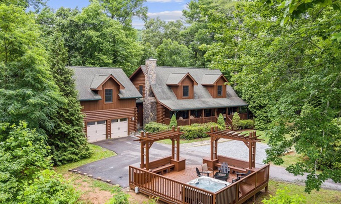 Waynesville Cabina | 5-bedroom cabin 15 minutes from Great Smoky Mountains National Park