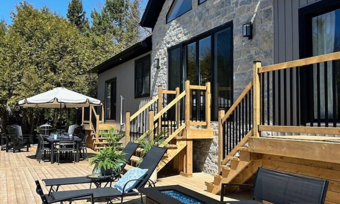 Bluewater Casa | 5 Bedroom Cottage on Lake Huron