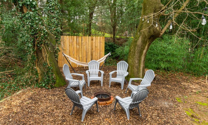 Ephrata Casa | 5-bedroom Cozy Backyard with Firepit, 5 min to Cloister & Ephrata Hospital
