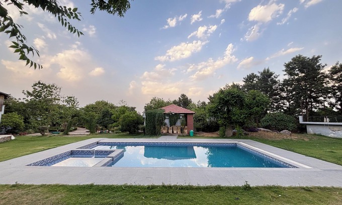 Gurugram Complejo | 5-bedroom Farm Stay WiFi, AC, fitness room with Pool Party Luxury farmhouse