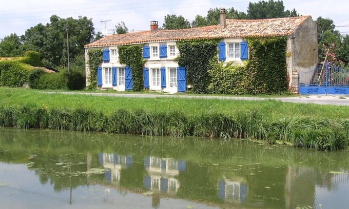 Oulmes Otro | 5 Bedroom Farmhouse sleeps 12/14, central heating, open fireplace