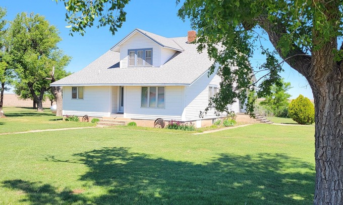 Meade County Otro | 5-bedroom farmhouse in the heart of farm & ranch country.