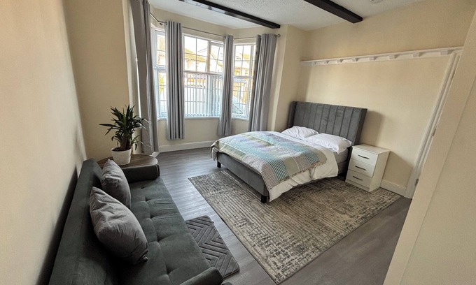 Luton Casa | 5 Bedroom Holiday Home Luton