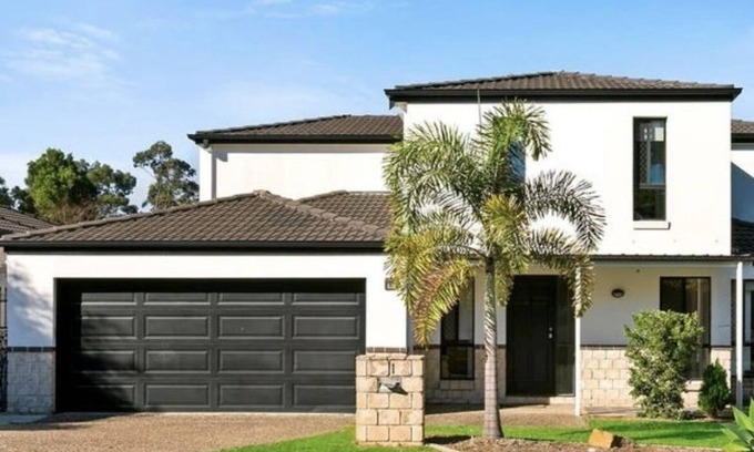 Molendinar Casa | 5 bedroom home in Molendinar Gold Coast Ample space for large family .