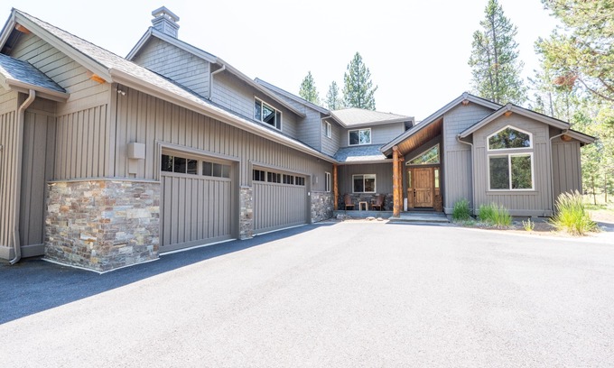 Sunriver Casa | 5 bedroom home w/ private hot tub, shared pool and gourmet kitchen