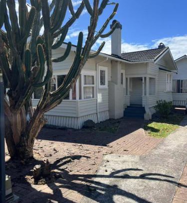 Mount Eden Casa | 5 Bedroom House A with 13 Beds including 6 Double Beds, 2 Single Beds, and 5 Sofa Beds