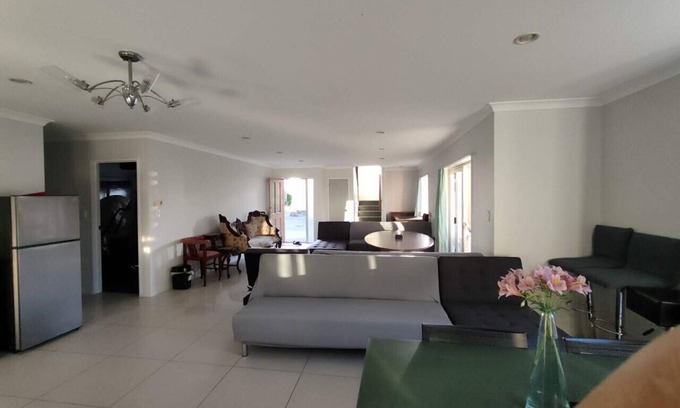 Mount Albert Casa | 5 Bedroom House at 82A Richardson Road