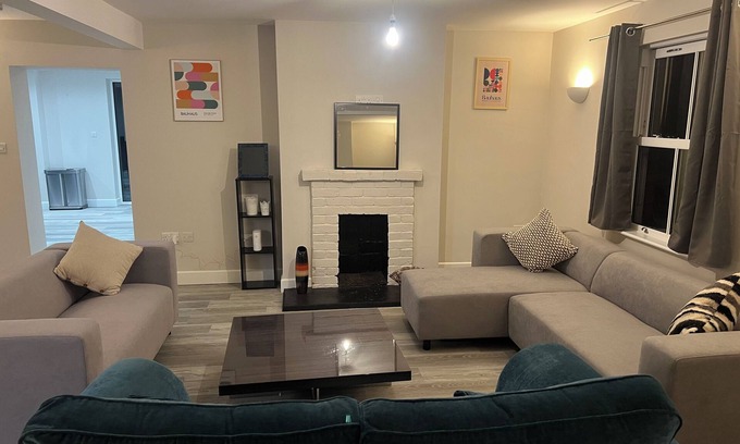 Little Kimble Casa | 5 Bedroom house with plenty of space. Perfect for families and contractor stays!