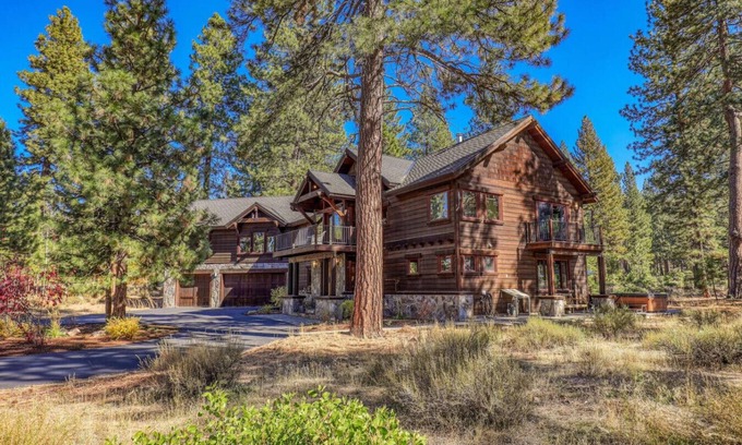 Truckee Casa | Santuario tranquilo, lujo moderno y espacioso, jacuzzi, se admiten perros