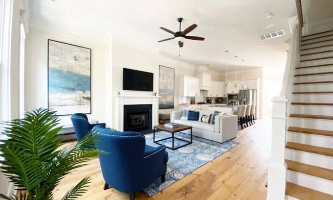 Historic District - North Casa | 5 Bedroom Magnolia Estate in Downtown with Parking