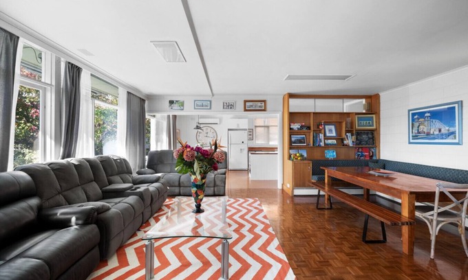 Highett Condominio | 5-bedroom suite w/ private kitchen & bathrooms