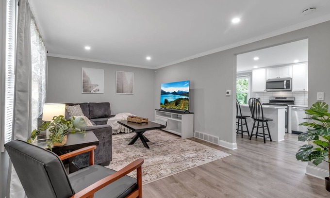 Orchard Park Casa | 5-bedroom updated Home in Orchard Park w/2 Living rooms and 2 King beds.