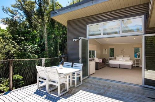 Furneaux Casa | 5-bedroom waterfront home on Endeavour Inlet