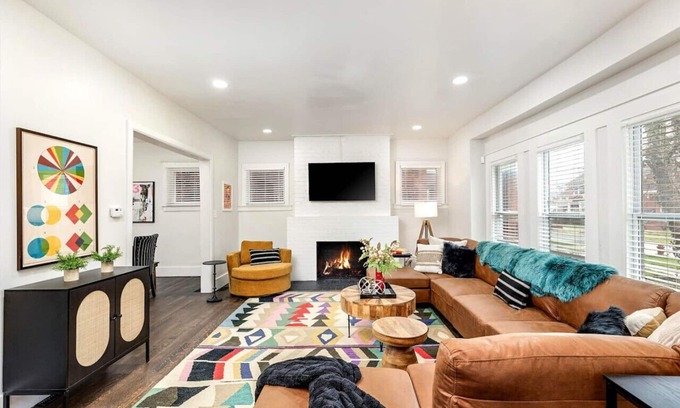 Detroit Casa | 5 Bedrooms - 7 Beds - 10 Mins to Downtown