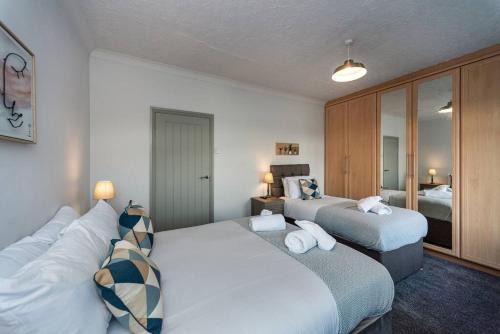 Llanelli Apartamento | 5 Bedrooms, Off Road Parking, Courtyard