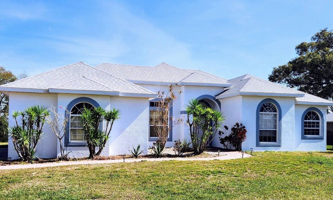 Haines City Villa | 5 bedrooms property in Haines City on edge of Lake Tracy - newly renovated