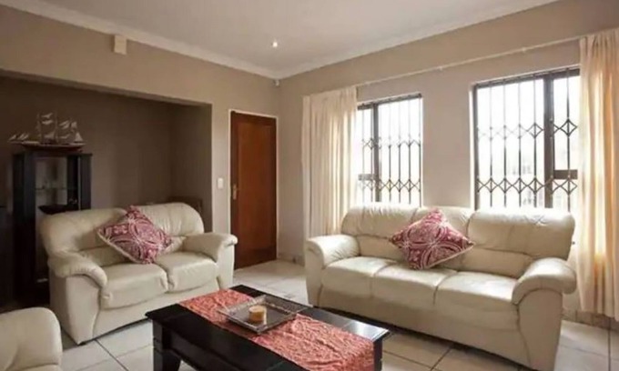 Bloubergstrand Casa | 5 bedrooms self catering home just 5 min from the beach!