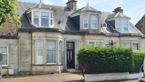 Ayr Casa | 5 Bedrooms Sleeps 10 Full Kitchen Parking