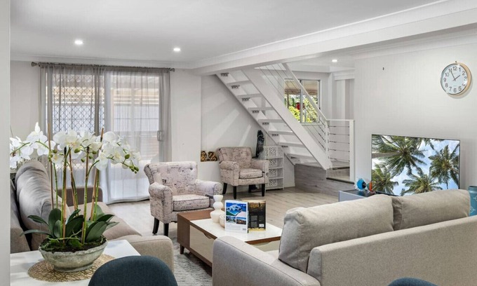 Algester Casa | 5 Beds home close to mall, food & highway