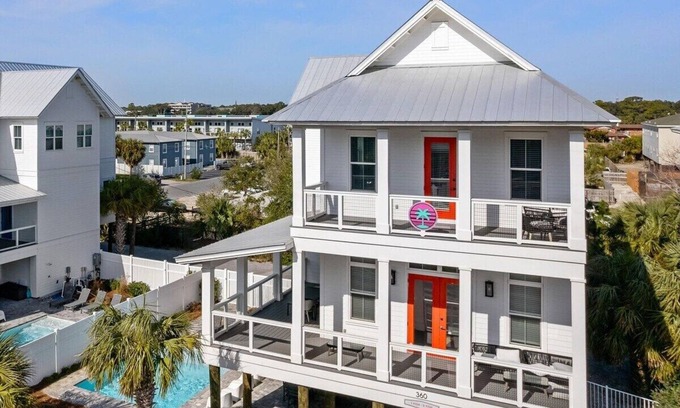 Fort Walton Beach Casa | 5 BR 4 BA + Private Pool + Pickleball Fun