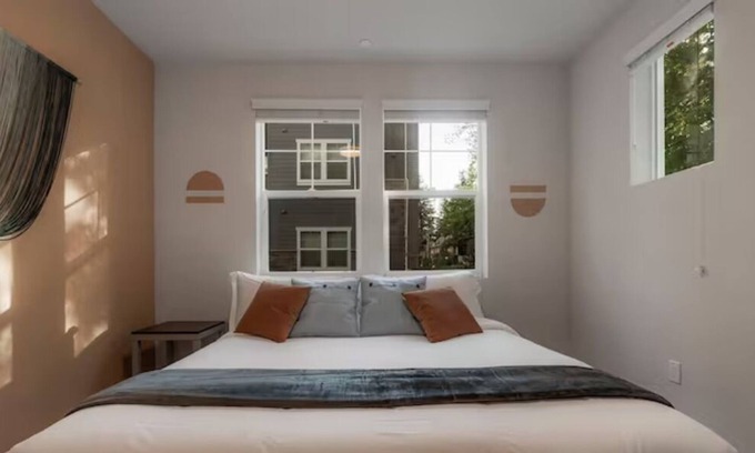 Chico Apartamento | 5 BR Modern Desert W/ Oasis Pool+Double Story Gym