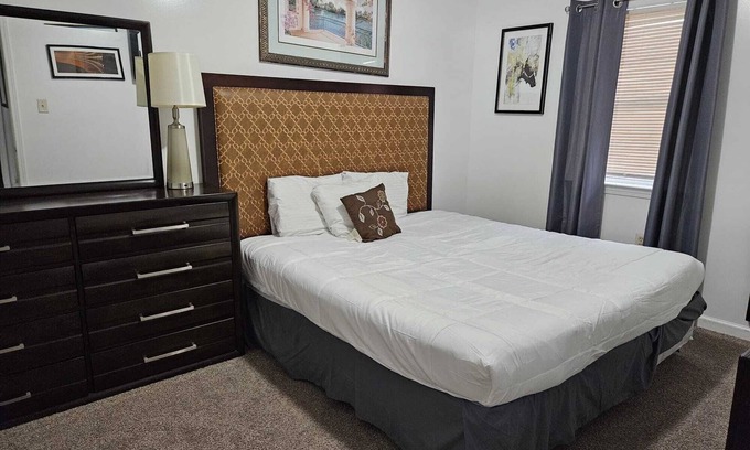 Raleigh Casa | 5 BR Secluded Compound-Abundant Parking-Minutes from Downtown & Airport.