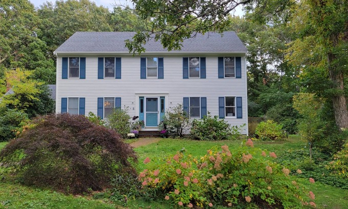 Sandwich Casa | 5 Cardinal Rd - Spacious 4BR Retreat: Hot Tub, Firepit, Pet-Friendly, Sleeps 10