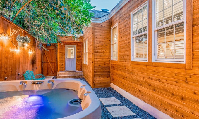 Hancock Casa | 5 ★| Downtown Group Bungalow|Near UT★