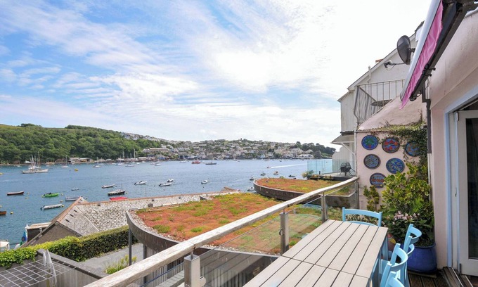 Fowey Cabaña | 5 ESPLANADE, family friendly, character holiday cottage in Fowey
