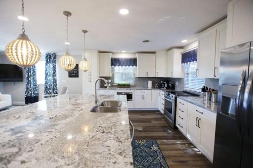 Knoxville Casa | 5 KING BEDS, 1Q 1Full P/O NEWLY REMODELED 2800 sq ft