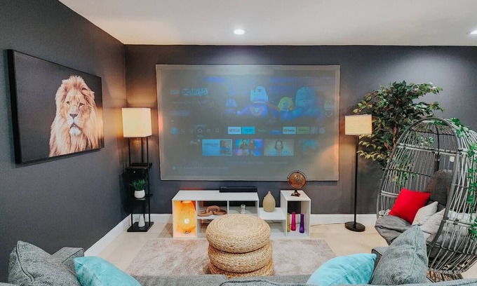 Center City Apartamento | 5 King Beds/2 Free Driveway Parking/Pool Table