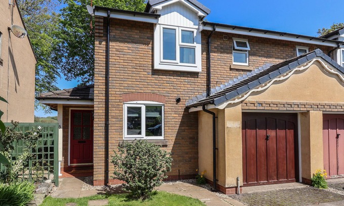Llanfair Talhaiarn Cabaña | 5 LLYS DOLHAIARN, pet friendly, with a garden in Llanfair Talhaiarn