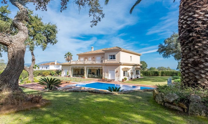San Roque Villa | 5 * villa de lujo. Club San Roque. Piscina de 2 niveles. WiFi a través de fibra óptica. Caminar al golf