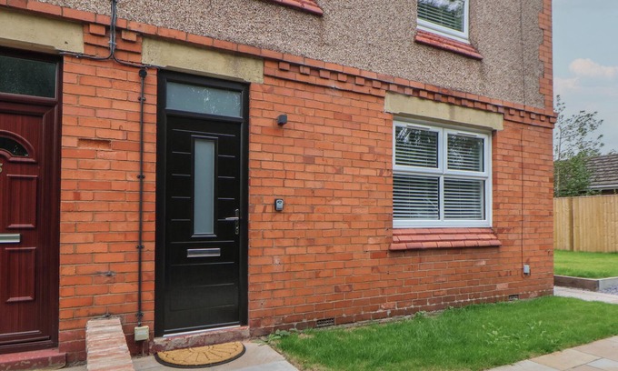 Flint Cabaña | 5 MARSH LANE, pet friendly, with open fire in Flint