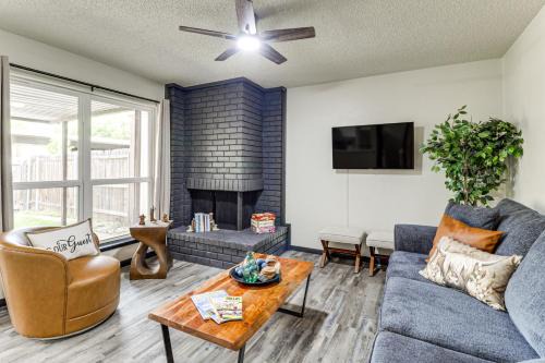 West Arlington Casa | 5 Mi to ATandT Stadium Townhome with Community Pools!