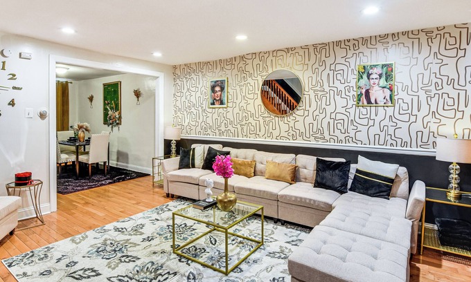 Primos Secane Casa | 5 Mi to Center City: Townhome in Elmwood Park