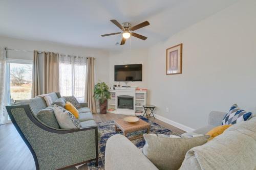 Harrisburg Casa | 5 Mi to Charlotte Motor Speedway Cozy Townhome