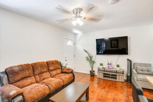 Harbor Casa | 5 Mi to Coast Centrally Located Long Beach Home!