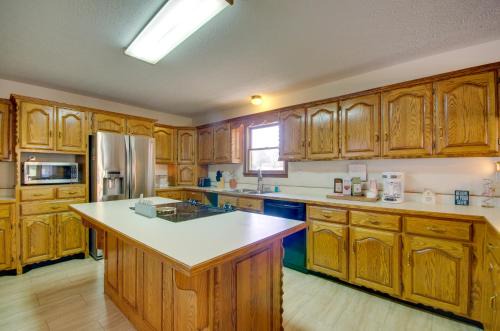 Waynesville Casa | 5 Mi to Dtwn Waynesville 4-Acre Group Getaway!