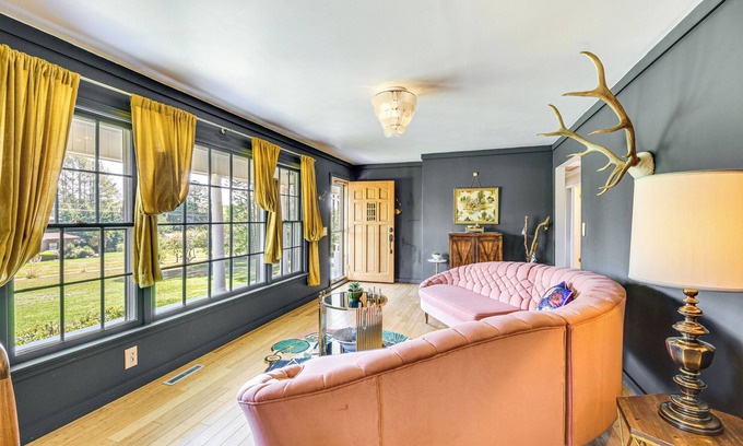 Salem Casa | 5 Mi to Lake Keowee: Stylish Salem Home w/ Yard!