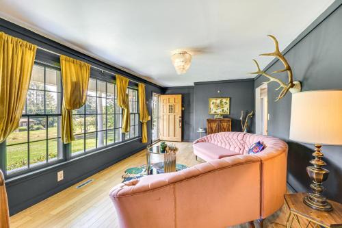 Salem Casa | 5 Mi to Lake Keowee Stylish Salem Home with Yard!