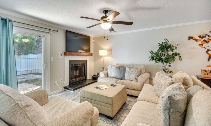 Norfolk - Virginia Beach Casa | 5 Mi to NAS Oceana: Townhome w/ Fenced Yard!