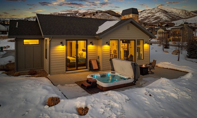 Wolf Creek Casa | 5 mi to Powder MNT-18 Mi to Snow Basin! Hot Tub! Arcade Games & Foosball!