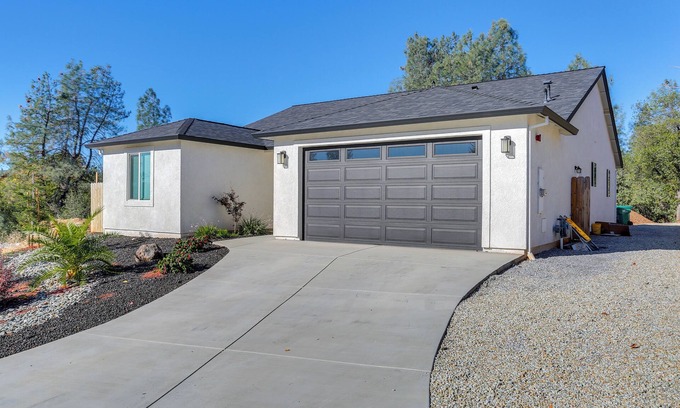 Shasta Lake Casa | 5 Mi to Shasta Lake: Newly Built Home w/ Backyard!